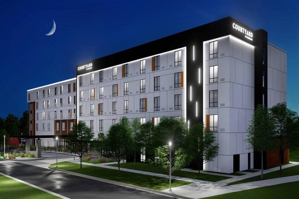 Courtyard By Marriott At Victories Square 3*
