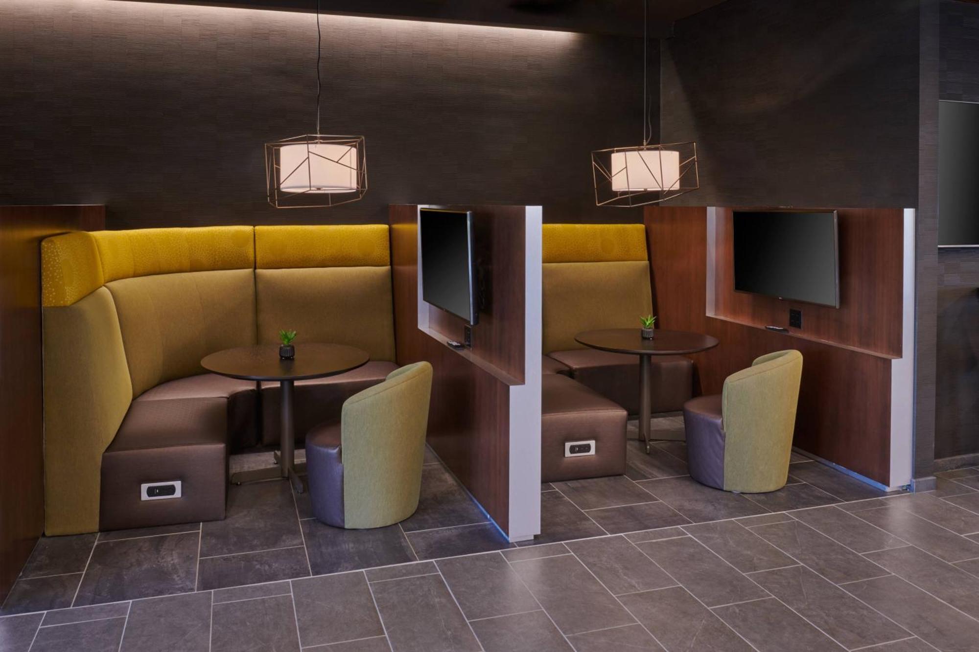 Hotel Courtyard By Marriott At Victories Square Petoskey