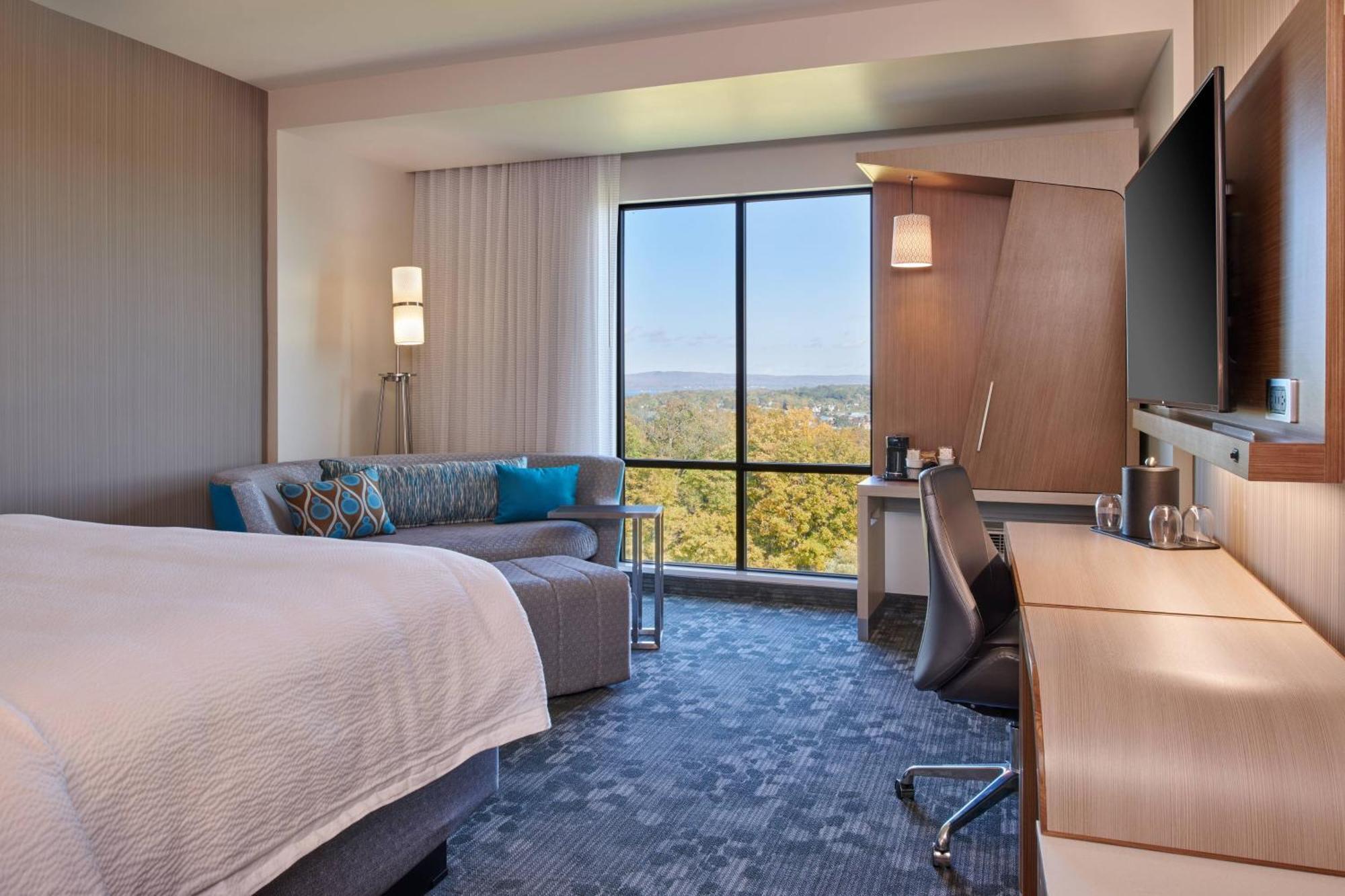 Courtyard By Marriott At Victories Square 3*